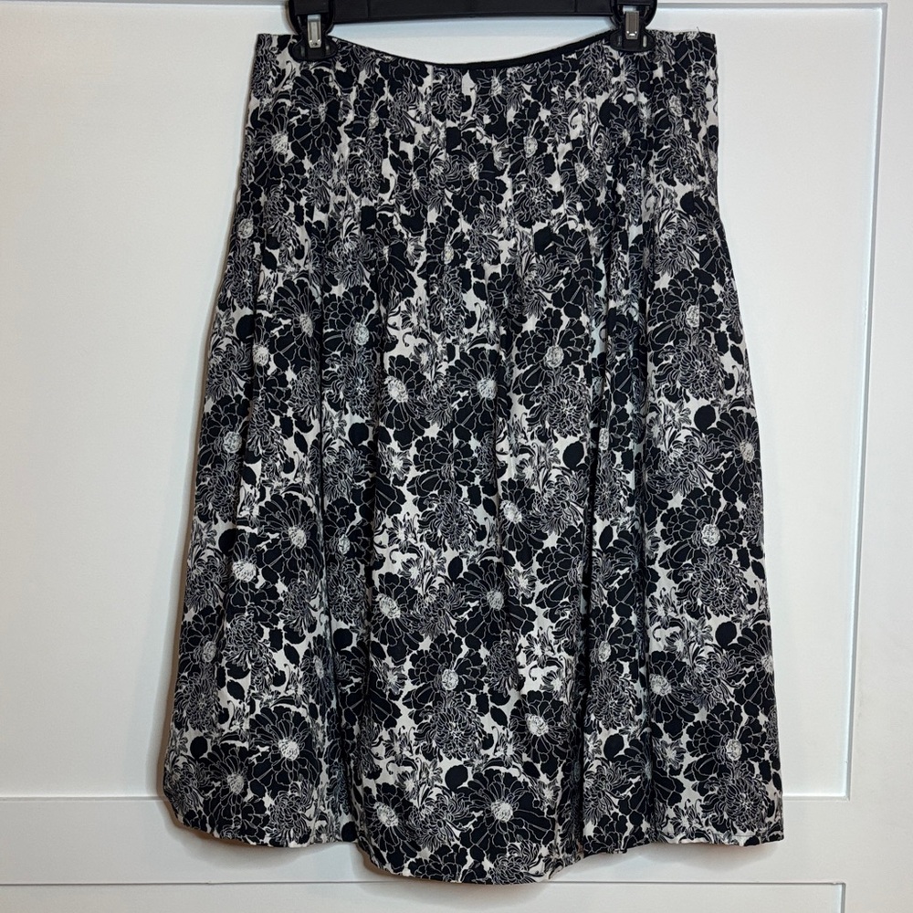 Liz Claiborne Black and White Floral A-Line Skirt size 14 like new